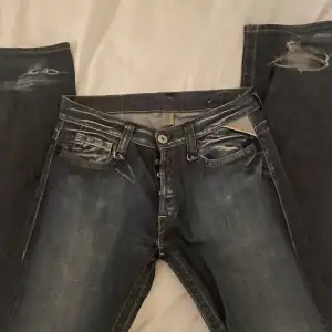 Skitsnygga replay jeans mid waist, för små för mig tyvärr. De är sjukt långa (82cm innerbenslängd)så de är tyvärr trasiga nere i hälen då de varit uppvikta, skriv för fler bilder