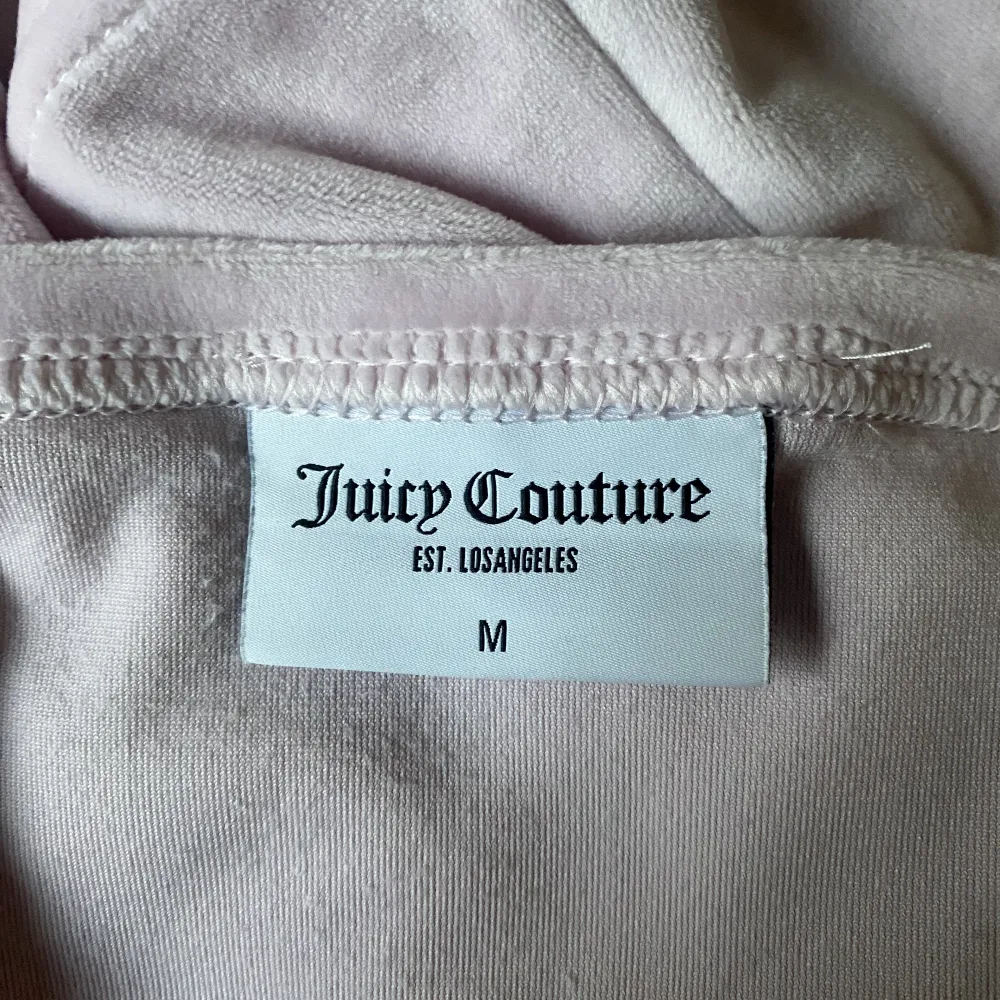 En tubtopp från Juicy Couture med text i silvriga stenar. I väldigt bra skick pga inte använd.. Toppar.