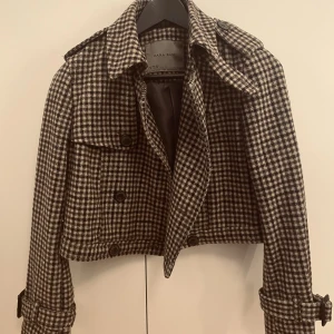 Zara Rutig Kappa - En sån höstig och fin kappa i rutigt mönster! Från zara i storlek M - men skulle snarare säga att den är en S (mindre i storleken) 🤎🍁