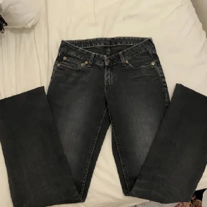 Levi 545 - Jätte fina Levi jeans skulle säga att dom passar Xs till S. Inte alls användna i super bra kvalite.