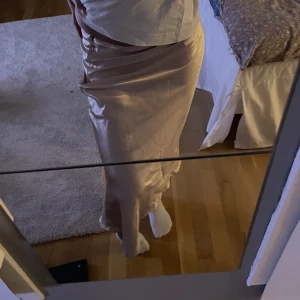 Midi kjol i satin  - Trendig satinkjol i midi längd  Använd få gånger 