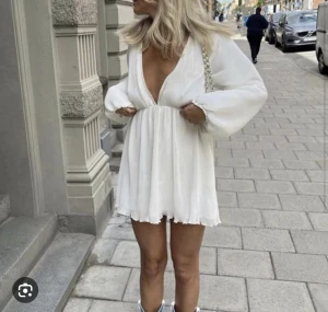 Lojsan wallins klänning från NA-KD  - Slut såld klänning från NA-KD. Super fin till student eller white party Aldrig använd! 300kr storlek 36  