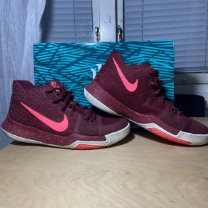 Nike Kyrie 3 GS HOT PUNCH  - Bra skick  Säljer pågrund av liten storlek   Nypris ca:3,300kr  Öppen för byte