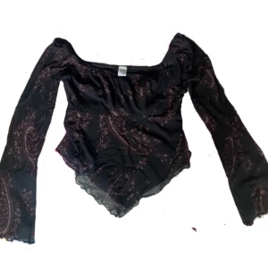 Cool topp - Säljer denna jättefina långärmade topp, skriv för fler bilder💕