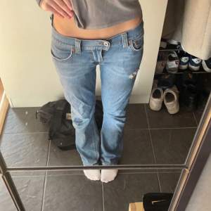 Säljer nu mina lågmidjade levis jeans då dom är något stora för mig. Skulle säga att dom motsvarar storlek S. Passar mig i längden som är 170cm . Midjemått: 43 cm rakt över och Innerbenslängd: 76 cm (Kolla gärna min profil för blusar)❤️