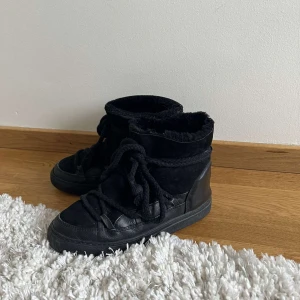 Inuikiis - Svarta inukiis som köptes förea vintern, används några gånger men är om väl omhändetagna. Nypris: 3000