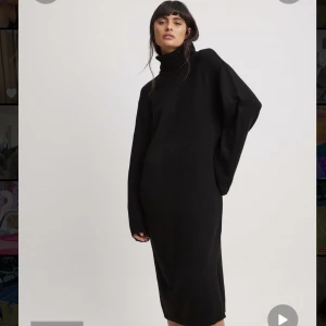 stickad klänning - säljer min mysiga svarta klänning som är lång och stickad, perfekt nu till hösten och vintern🍂🤎