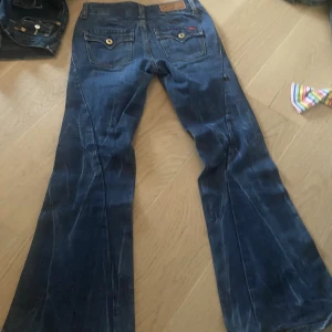  Låg midjade bootcut med coola fickor  -  inprincip nya only jeans som är bootcut med fickor som har knappar   och mönster jätte snygga för människor som är 160-168 ca cm . Märkes jeans 