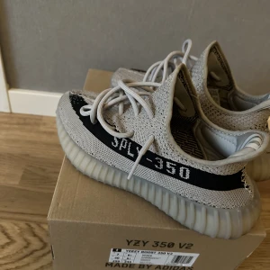 Yeezy  - Yeezy skor till salu knappt använda finns med kvitto och box. 