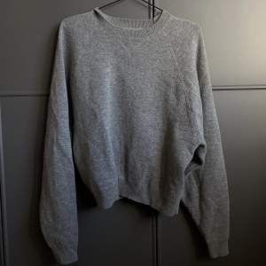 Hm wool blend tröja i grå, väldigt tjock och bra kvalité 