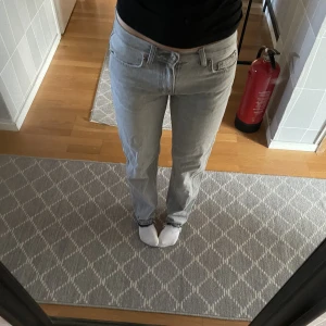 lowaist jeans - Säljer dessa low waist jeans från gina då dom blivit förmå! Dom är uppsprättade längst ner men det är inget man märker av!💛