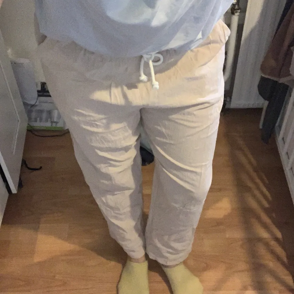 Nya linne byxor i skön (lös passform)  Lite för korta för mig. Är 1,70 lång. . Jeans & Byxor.
