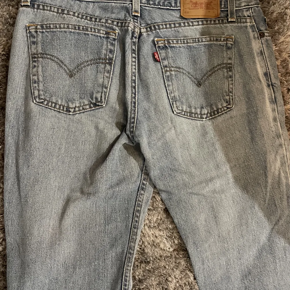 Säljer mina superfina Levis bootcut med låg midja i stl S. Säljer då dem inte kommer till användning. Köpt för 600kr på Sellpy!🤍. Jeans & Byxor.