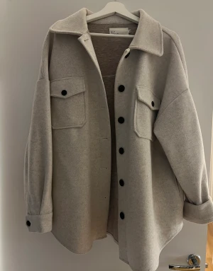 NLY Beige Kappa  - Kort beige kappa från Nelly. Superfin, oversized men kommer tyvärr inte till användning 💜 Har samma i svart då den sitter så snyggt!  