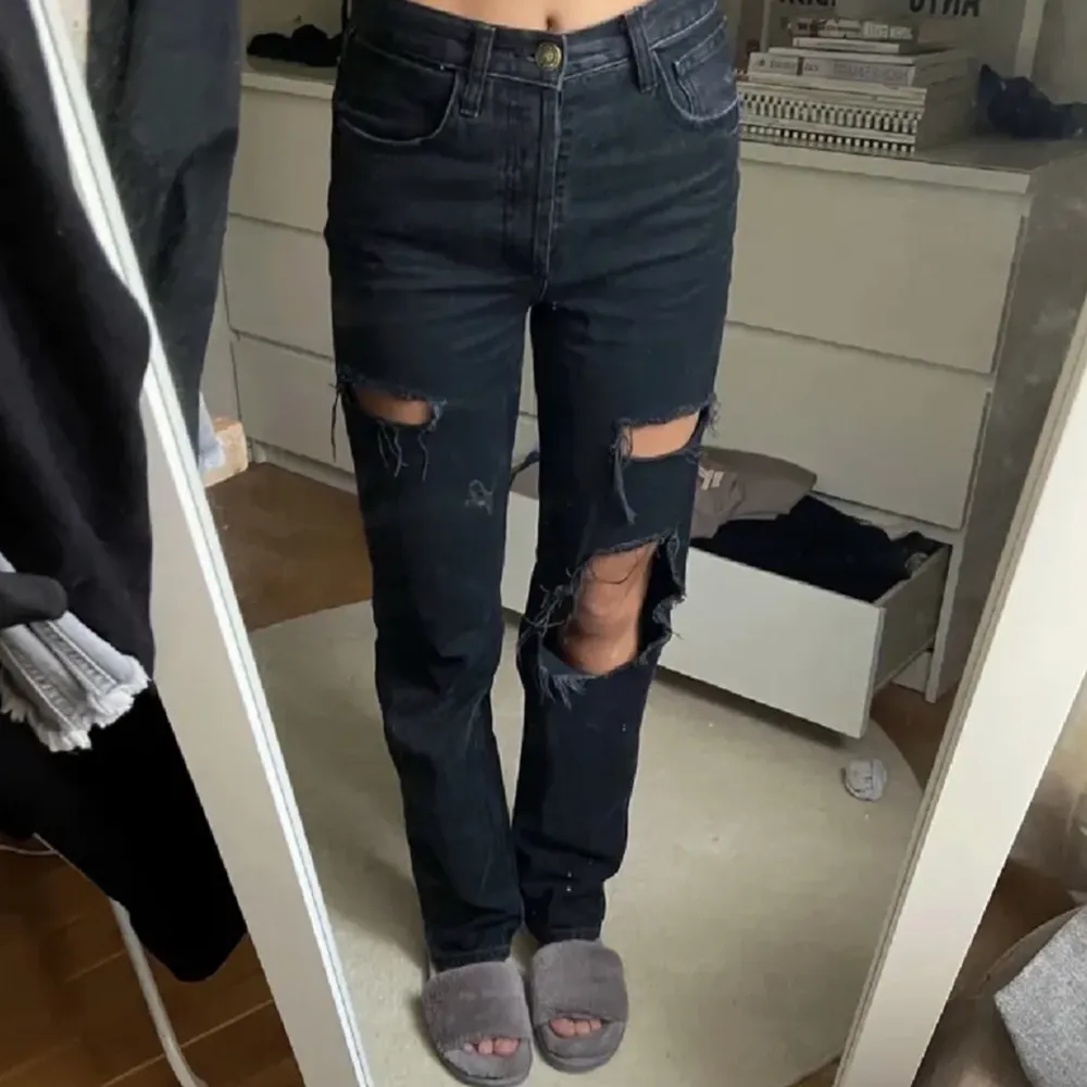 Slitna jeans i storlek XS men passar S💕perfekt längd på mig som är 175 cm . Jeans & Byxor.