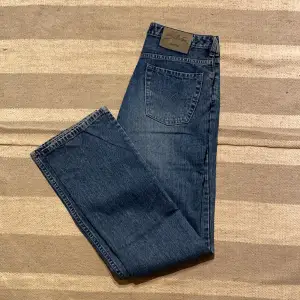 Världens snyggaste jeans med mörkare wash, läckra fickor och detaljer, säljes då de tyvär är för små för mig.  Vintagejeans från märket SILVER, skitnsygg färg och detaljer.  Midja rakt över: 37 cm Innerbenslängd: 81.5 cm Skrev: 24 cm 