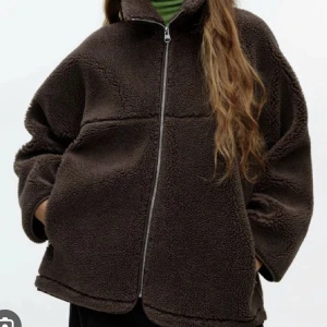 Arket pile jacka  - Jättefin brun arket pile jacka i storlek S. Använd endast vid 3 tillfällen så i nyskick. Oversize i modellen! Nypris 1290kr 