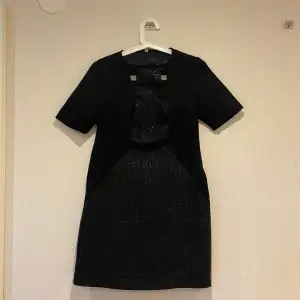 Säljer min svarta klänning då den inte kommer till användning. Nypris 700kr säljer för 150-200 pris kan diskuteras. 