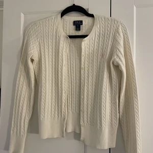 Polo Ralph Lauren kofta - Säljer denna vita Ralph Lauren kofta då den inte används💕aldrig använd så i ett fint skick, hör av dej vid frågor🤩