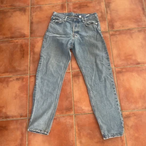 Weekday jeans - Weekday jeans Barrel, byxbenen är raka. Byxorna är i nyskick. Storköken 30/32 alltså 30 i midjan och 32 i längd