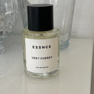 Very cherry (tom ford dupe) - En dupe på lost cherry från essnce som tyvärr inte funkade på mig! Sprayat typ 5 ggr 