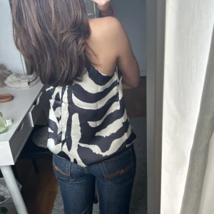 Zebramönstrad topp - Zebramönstad halterneck topp från hm. Helt i nyskick! Storlek XS passar nog även S