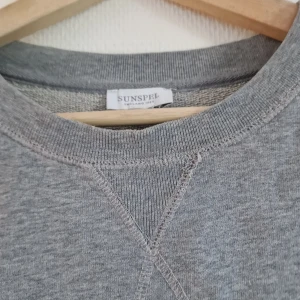 Sunspel Tröja Medium - Säljes tröjan har några år på nacken fint skick se bilder. Hör av er för mer bilder vid intresse