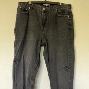 Grå svarta jeans  - Använda ungefär 2 gånger lite för långa för mig tyvär