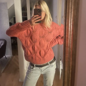 Stickad tröja - Jättefin rosa stickad tröja med håldetaljer! Har använt den mycket men är fortfarande i bra skick🩷