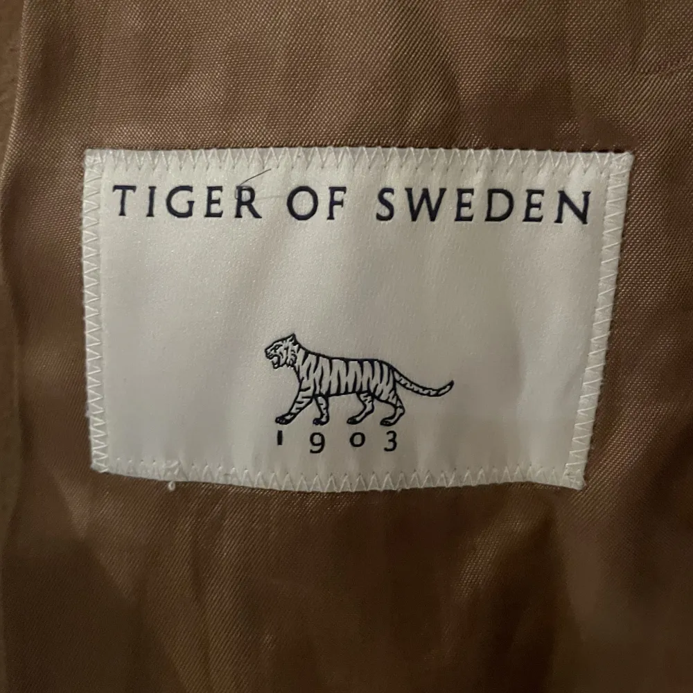 Otroligt fin kappa från tiger of Sweden. Använd endast 1 gång och är nästintill i nyskick (Nypris 5000kr). Kan skicka flera bilder vid intresse🍀. Jackor.
