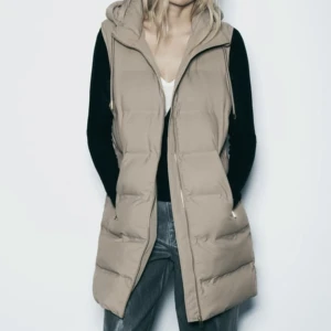 Zara väst beige  - Använt den 2 gånger, lite för stor på mig och har liknande. Storlek XS. Som ny. Köpt för 559kr. 