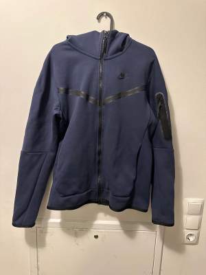 Nike tech fleece tröja i färgen navy blue, skick 8/10,storlek S 