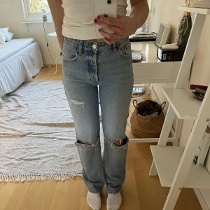 Jeans - säljer mina supersnygga zara jeans med slitningar och. Kommer tyvärr inte till användning längre. I fint skick! 💙