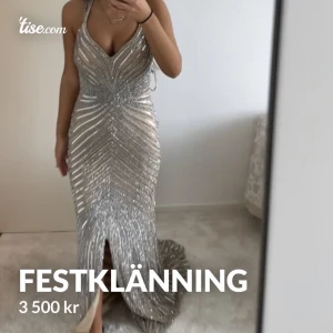 Festklänning - Säljer denna extremt fina utåtstickande klänning jag hade på ett bröllop. Köpt för 7000 tusen.