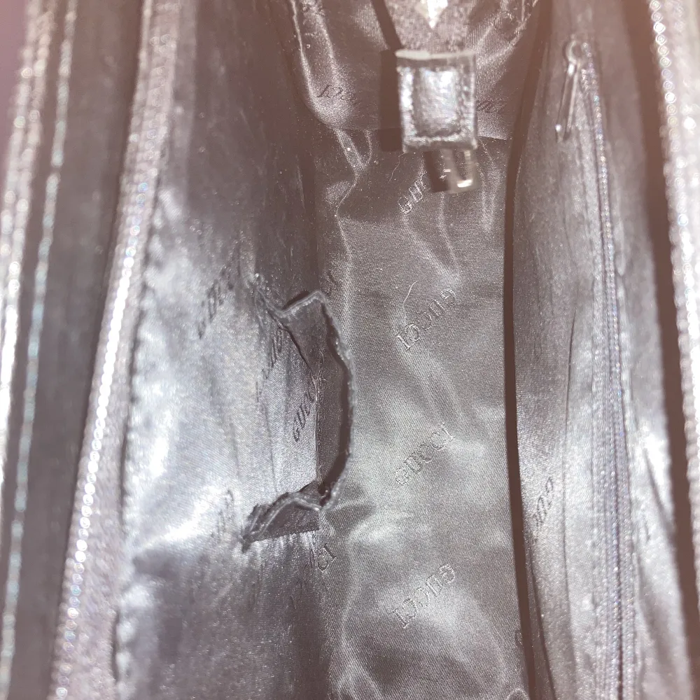Gucci handväska säljes för 1200kr. Höjd 22cm, bredd 29cm och 7cm. . Accessoarer.