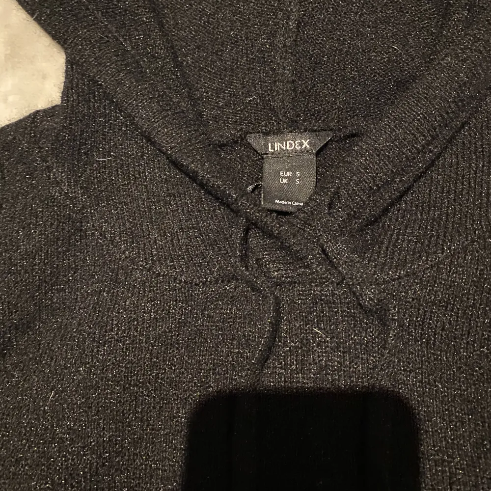 svart stickad hoodie från Lindex, i nyskick då den aldrig är använd. Nypris 399kr 🩷🩷. Stickat.