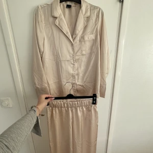 Silkes set  - Säljer detta settet från Gina tricot.  Skjortan är storlek S Byxorna är storlek XS  Nyskick, endast använd fåtal gånger 