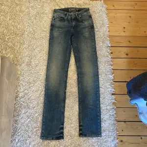 Lågmidjade jeans från only. Storlek 26/34, motsvarar ungefär storlek xxs/xs. Nya utan prislapp. 