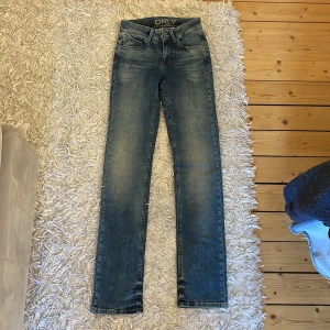 Lågmidjade jeans - Lågmidjade jeans från only. Storlek 26/34, motsvarar ungefär storlek xxs/xs. Nya utan prislapp. 