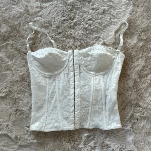 Vit korsett - Fin vit korsett men blommigt mönster och snörad rygg, inte genomskinlig 🩷