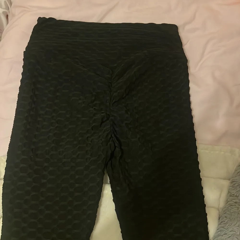 Jättefina gym tights. Färg svart. Orm liknande material. Ny skick. Aldrig använda. Köptes för 200. Säljer för 80kr. Skrynkliga vid rumpan. Vilket format en fin form bak till. Stretchigt material. . Jeans & Byxor.