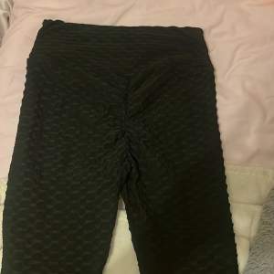 Jättefina gym tights. Färg svart. Orm liknande material. Ny skick. Aldrig använda. Köptes för 200. Säljer för 80kr. Skrynkliga vid rumpan. Vilket format en fin form bak till. Stretchigt material. 