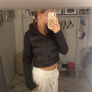 Jacka  - Jacka från zara som en höst jacka typ använd fåtal gånger inget fel på den som ny jätte fin❤️orginal pris 500kr 