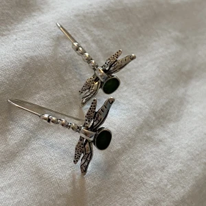 örhängen i silver med trollsländor - så fina trollslände örhängen i silver 💕