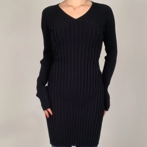 Ribbad svart klänning - Svart ribb-stickad klänning från Arket💛 så fin! Storlek xs men är i ett stretchigt material💛