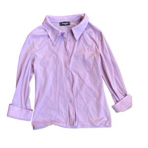 ljuslila stretchig skjorta med trekvartsärmar, köpt under tidigt 2000-tal i paris. 