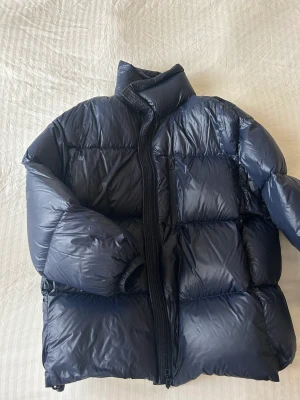 Jacka från H&M - Superfin mörkblå vinterjacka från H&M köpt förra året. Storlek XS men den är väldigt oversized så skulle säga att den passar många olika storlekar beror på hur man vill ha den, jag är vanligtvis en S (se bild). Köp direkt för 200kr!