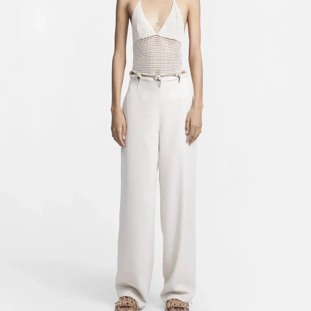 Dion Lee rope macrame pants, från deras Ss21 kollektion. Använda max 1 gång så i nyskick. Superfina byxor med otroligt bra kvalité! Ej genomskilniga. Nypriset på dessa är runt omkring 6000kr. Säljes för 2000kr. Egna bilder kan skickas💘. Jeans & Byxor.