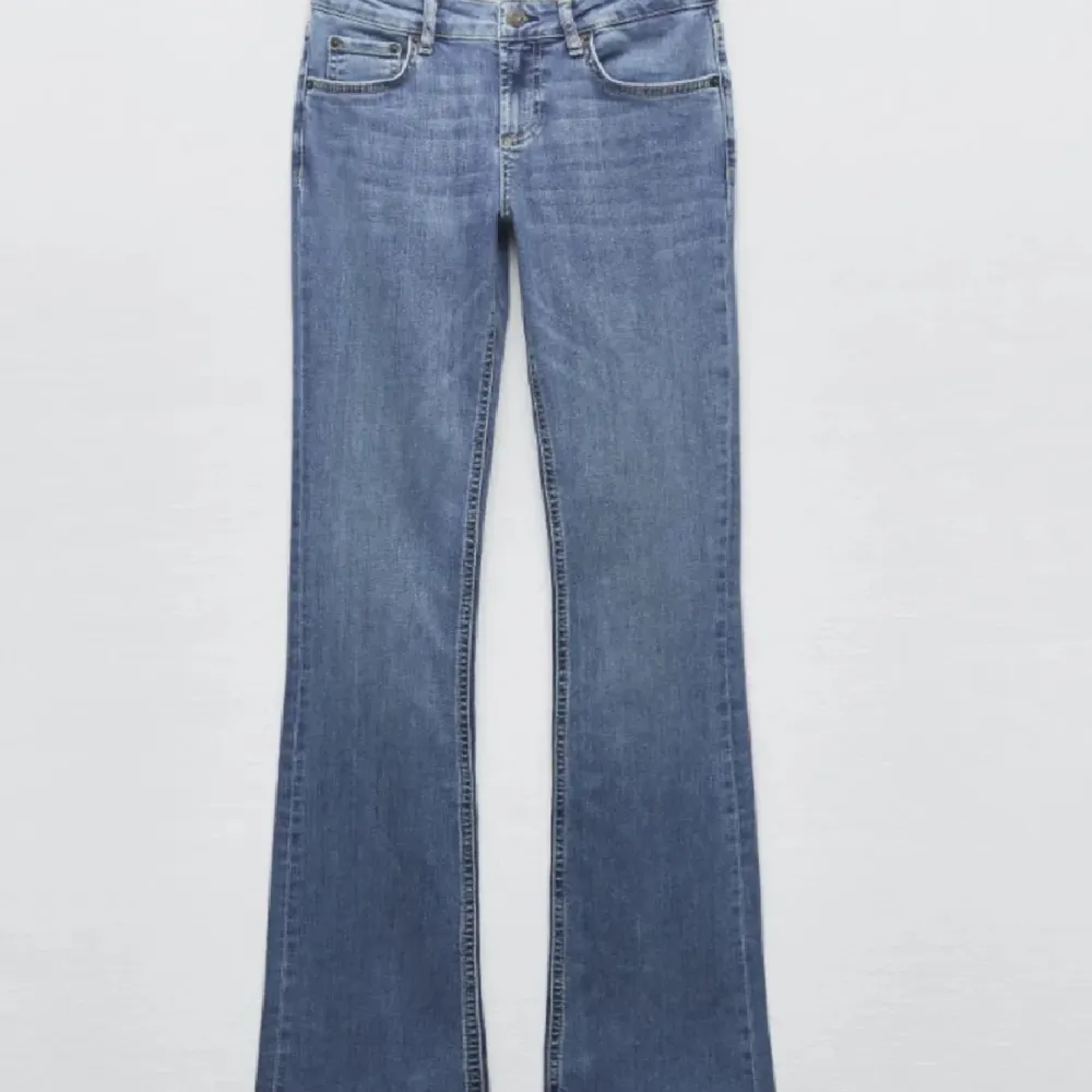 Säljer mina zara jeans då de är förstora. Jeansen är köpta på plick men i bra skick. Längst ner har förra tjej trampat sönder de så de är uppslitet längst ner men inget man tänker på.❤️❤️ Kan även byta till storlek 34. . Jeans & Byxor.