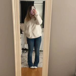 Blåa jeans - Superfina jeans som inte kommer till användning💕 materialet är väldigt stretchigt och skönt